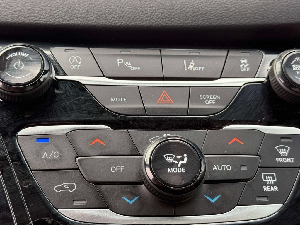 Used 2025 Chrysler Pacifica Select FWD image 28