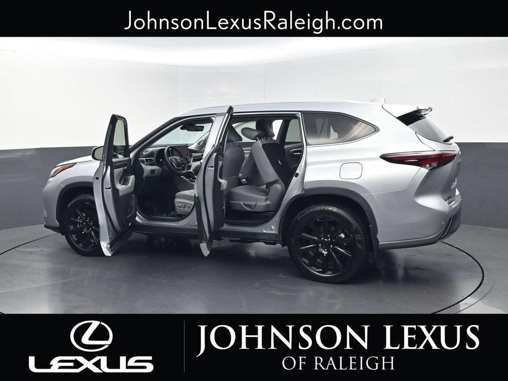 Used 2024 Toyota Highlander Limited AWD/4WD image 37