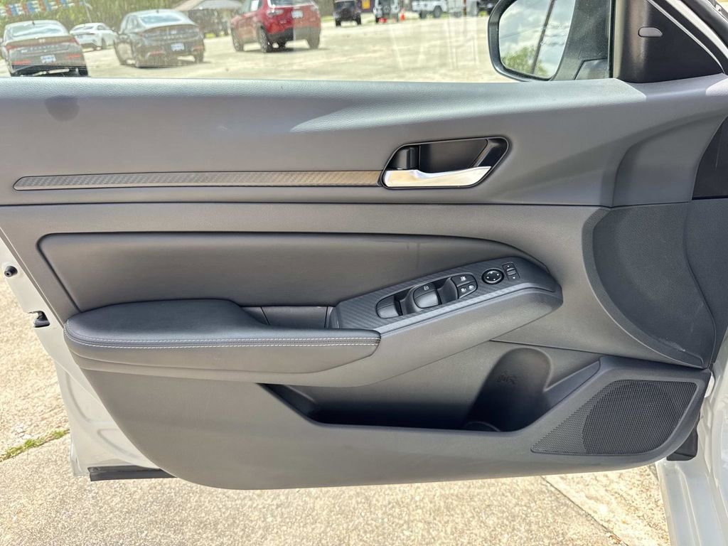 Used 2025 Nissan Altima 2.5 SV FWD image 35