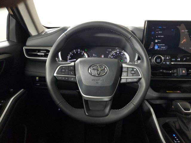 Used 2025 Toyota Highlander XLE image 16