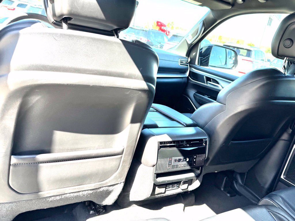Used 2025 Jeep Wagoneer L Series II w/ 8-pass Seating Package AWD/4WD image 15