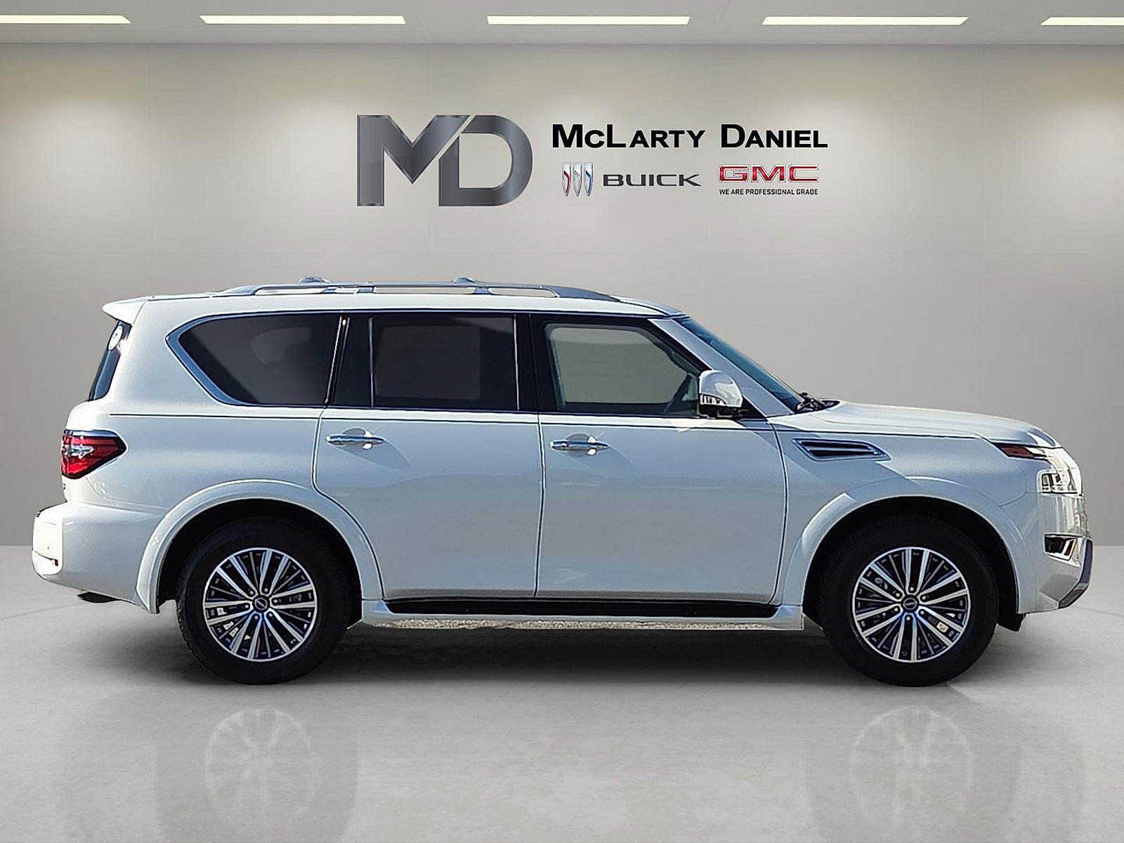 Used 2024 Nissan Armada SL w/ Captain's Chairs Package AWD/4WD image 6