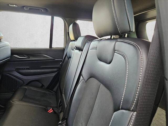 Used 2025 Jeep Grand Cherokee Altitude RWD image 21