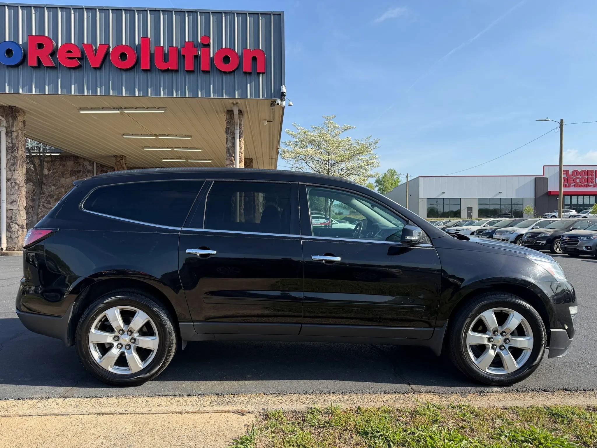 Used 2017 Chevrolet Traverse LT w/ Style and Technology Package FWD image 8