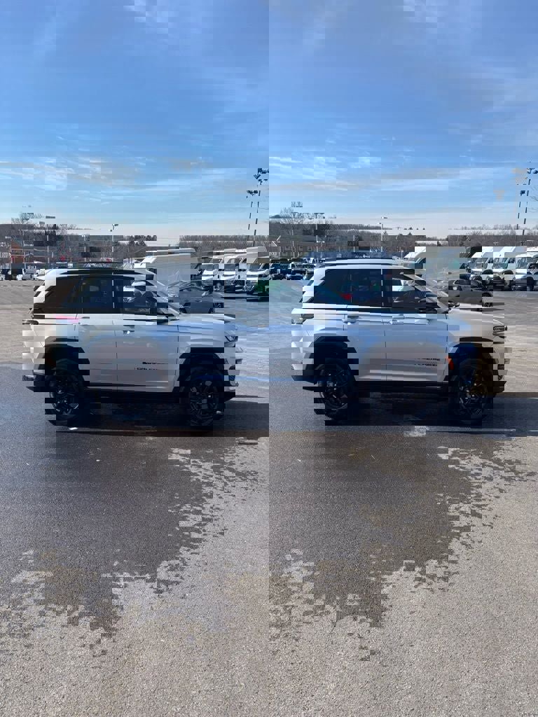 Used 2025 Jeep Grand Cherokee Altitude image 25