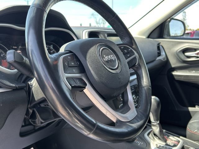 Used 2015 Jeep Cherokee Trailhawk w/ Comfort/Convenience Group image 33