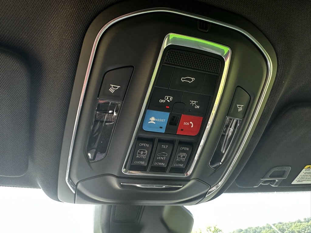Used 2025 Jeep Grand Cherokee Limited w/ Luxury Tech Group II image 17