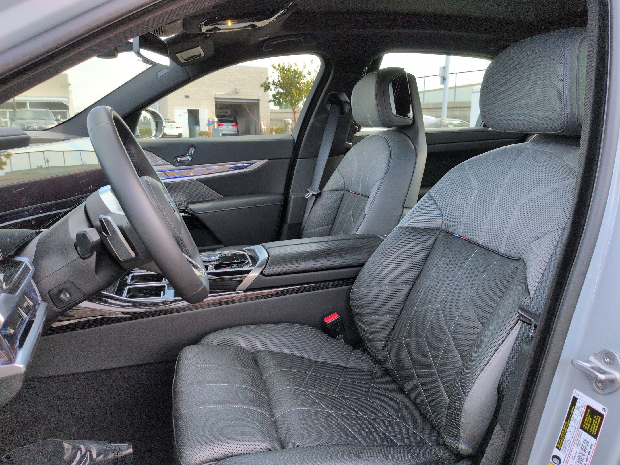 Used 2025 BMW i7 xDrive60 w/ Executive Package image 16