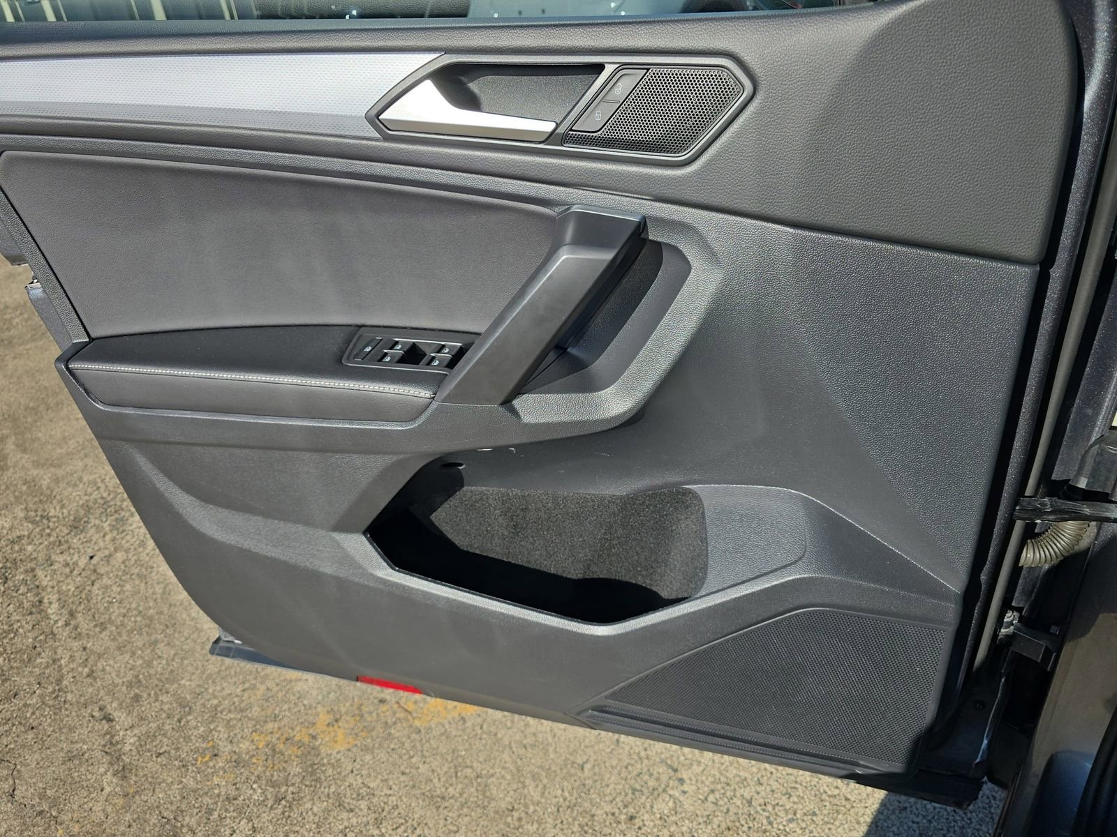 Used 2023 Volkswagen Tiguan S image 33