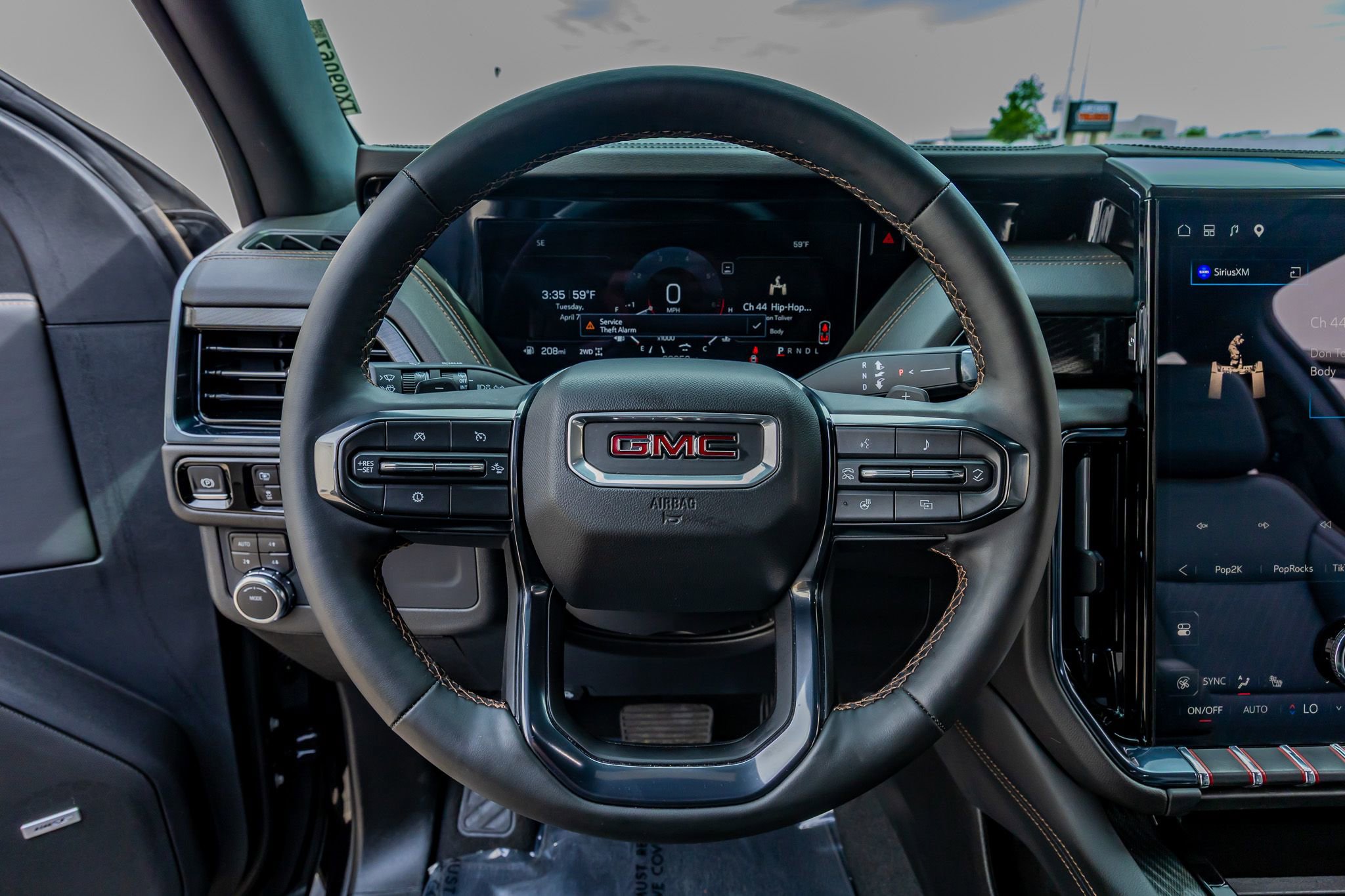Used 2025 GMC Yukon AT4 w/ AT4 Premium Package AWD/4WD image 19