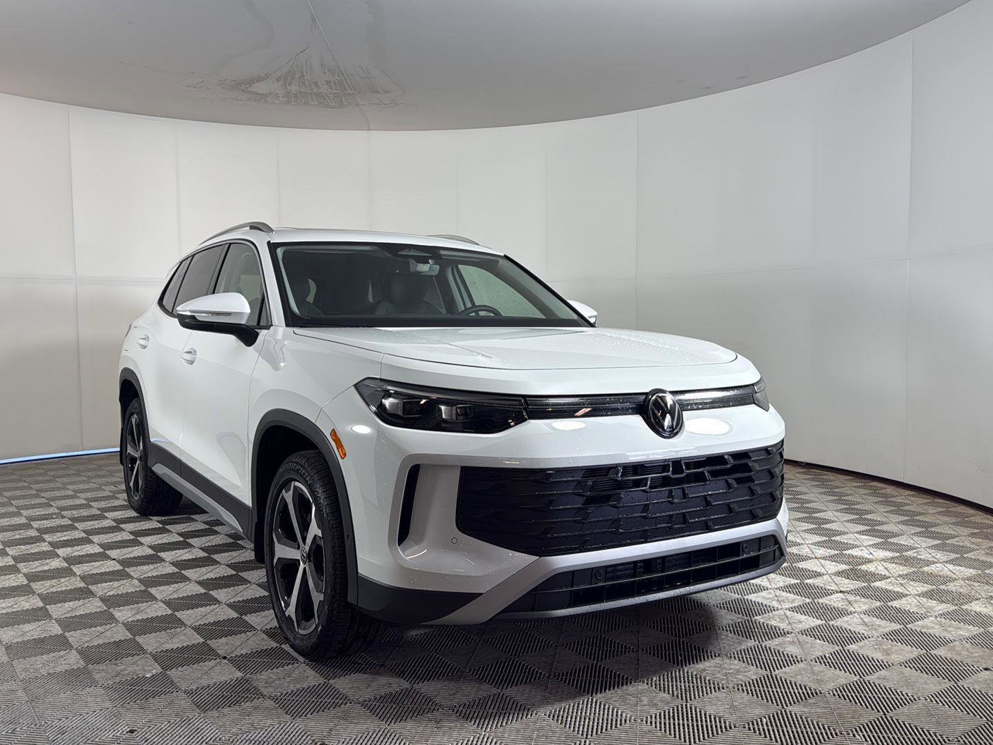 New 2026 Volkswagen Tiguan SE AWD/4WD image 1