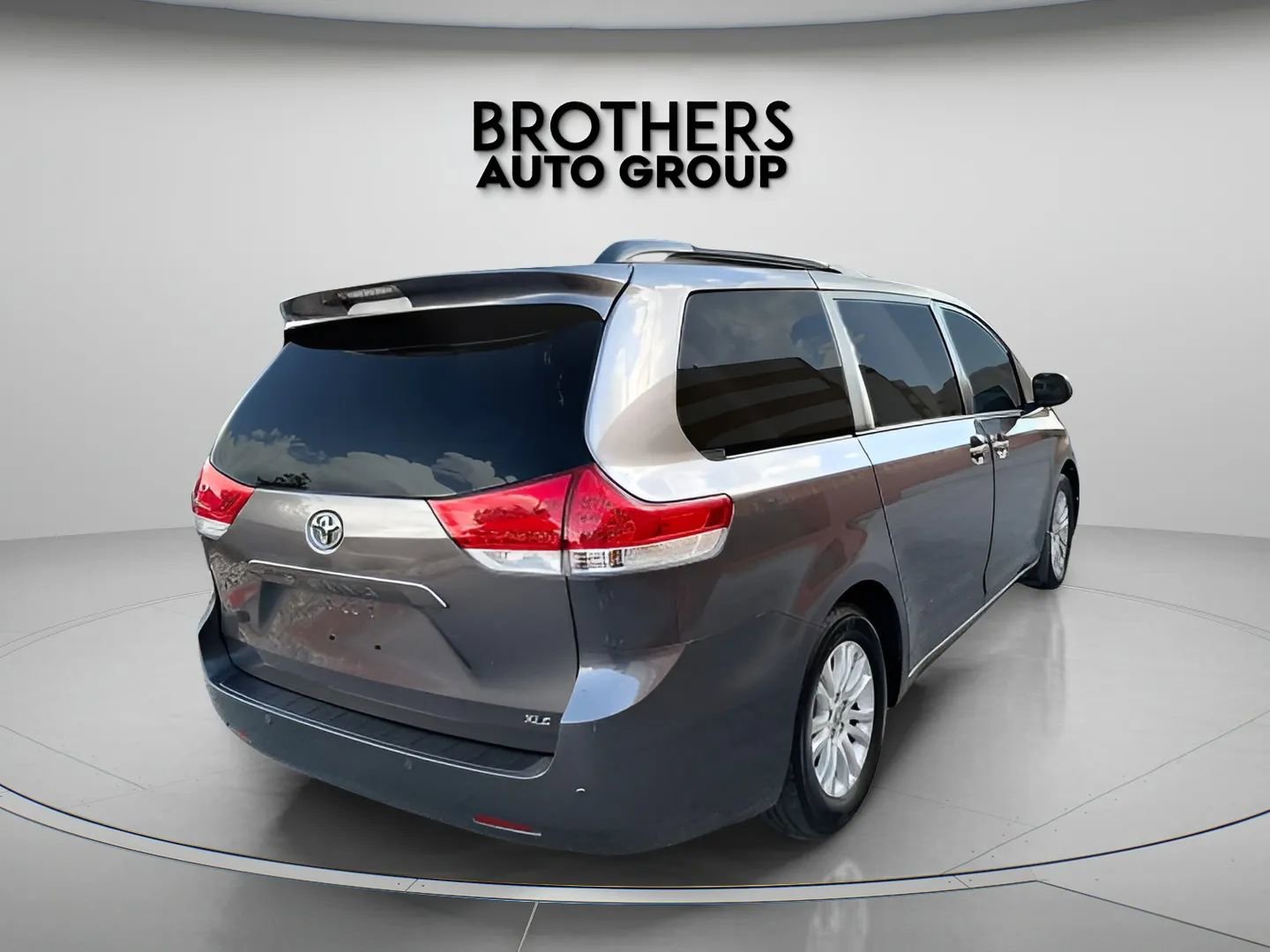 Used 2014 Toyota Sienna XLE image 10