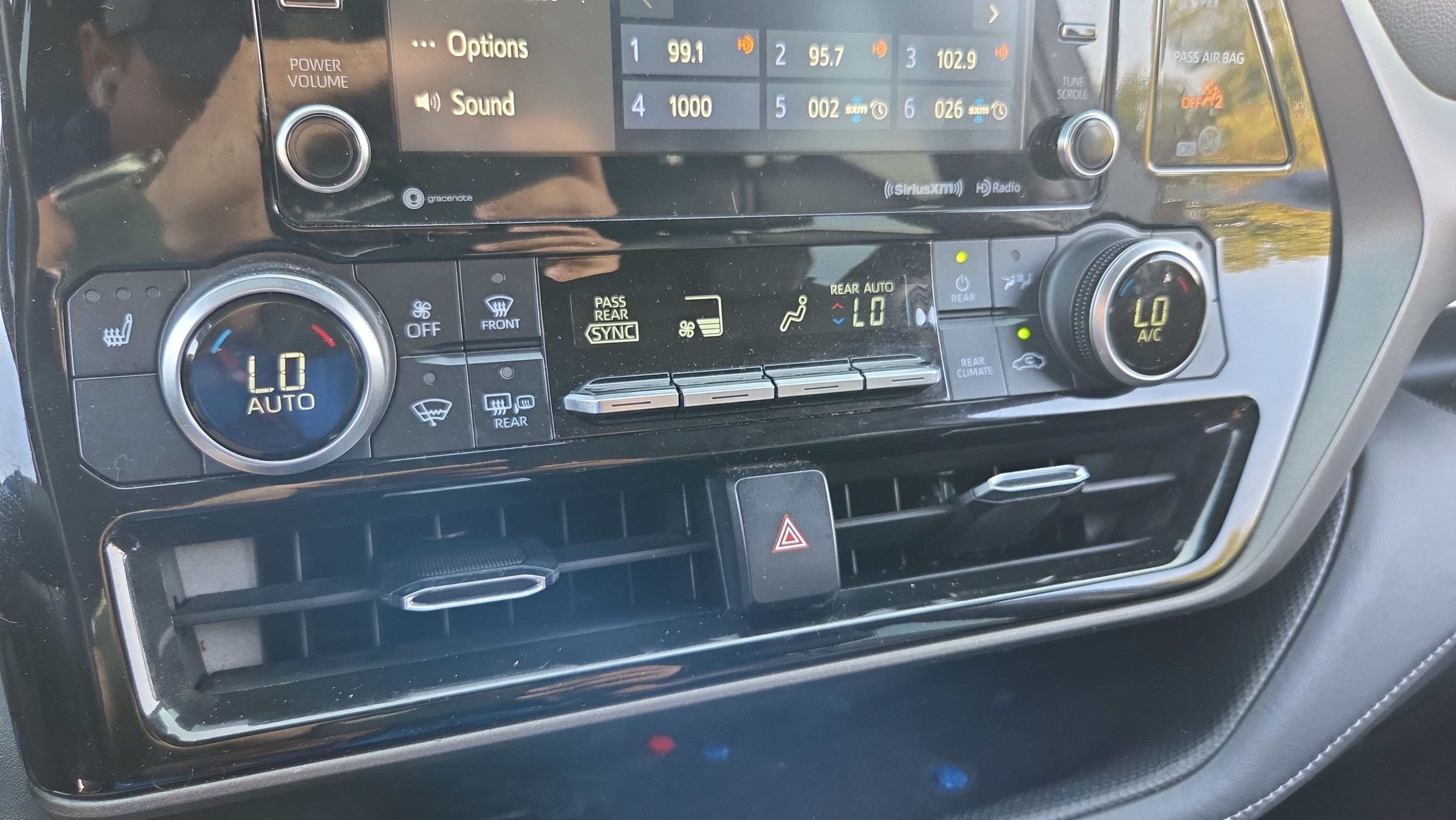 Used 2021 Toyota Highlander XLE FWD image 21