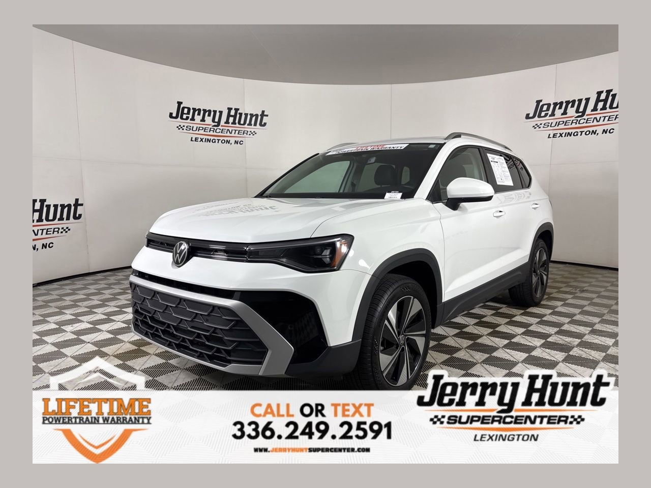 Used 2025 Volkswagen Taos SE w/ Panoramic Sunroof Package