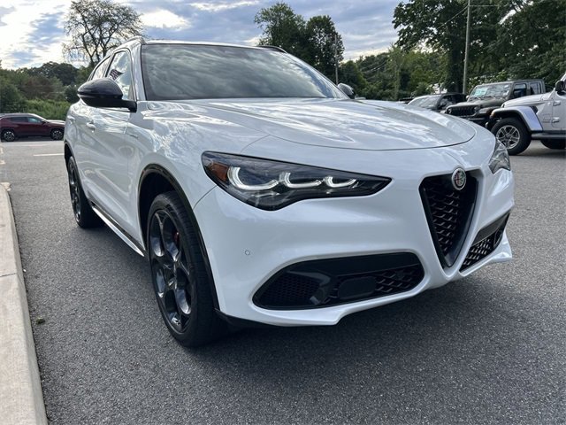 Used 2024 Alfa Romeo Stelvio Veloce image 2