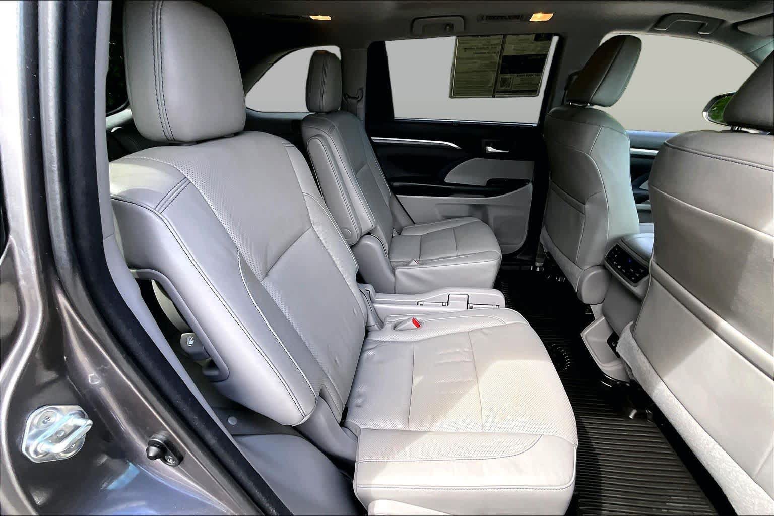 Used 2017 Toyota Highlander Limited Platinum w/ Carpet Mat Package AWD/4WD image 18