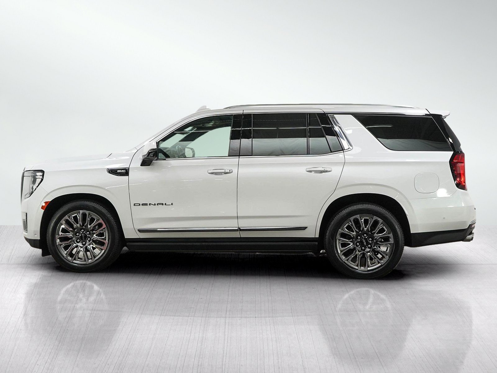 Used 2023 GMC Yukon Denali Ultimate w/ LPO, Floor Liner Package AWD/4WD image 2