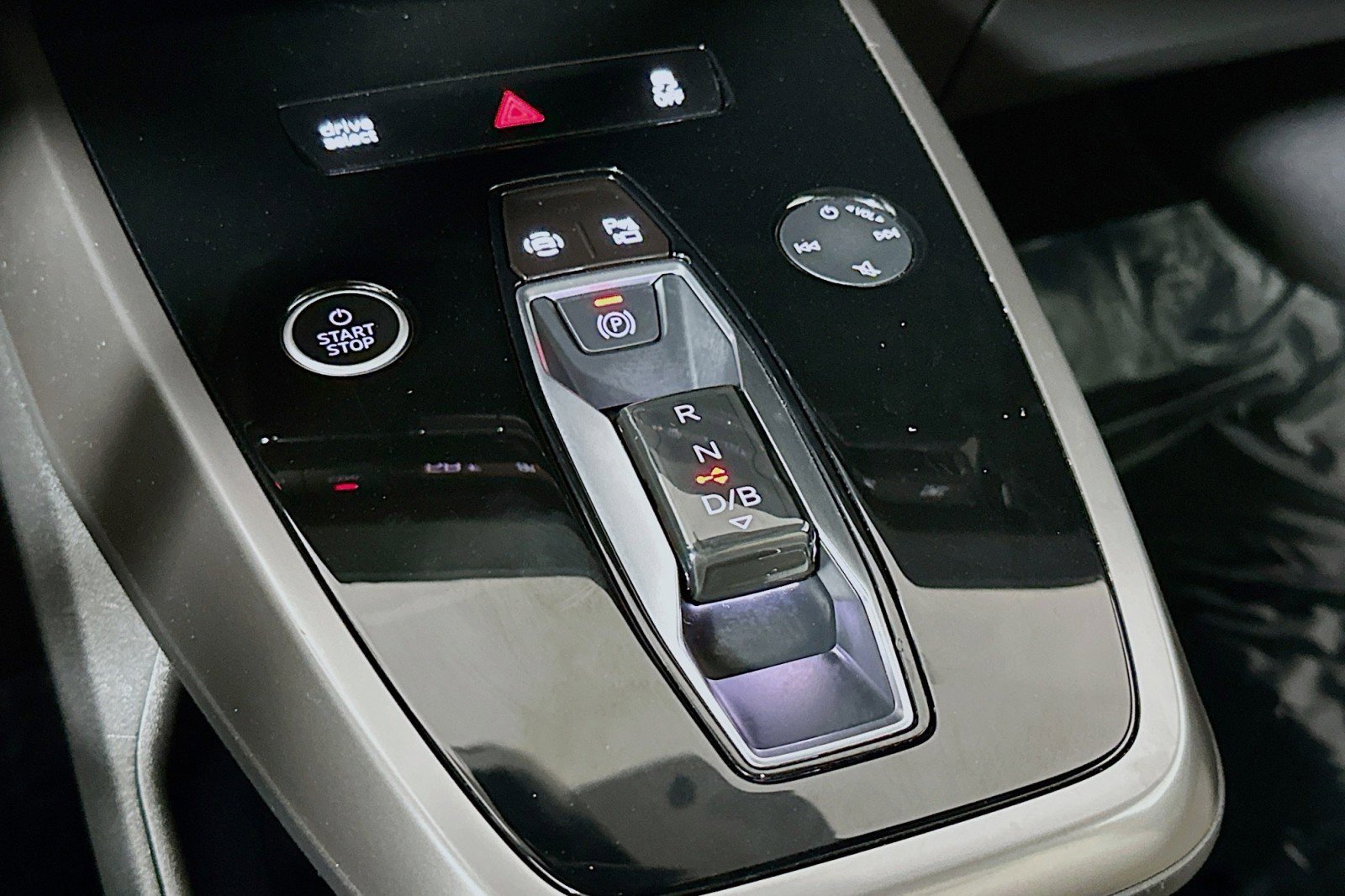 Used 2023 Audi Q4 e-tron Premium w/ Convenience Package image 7