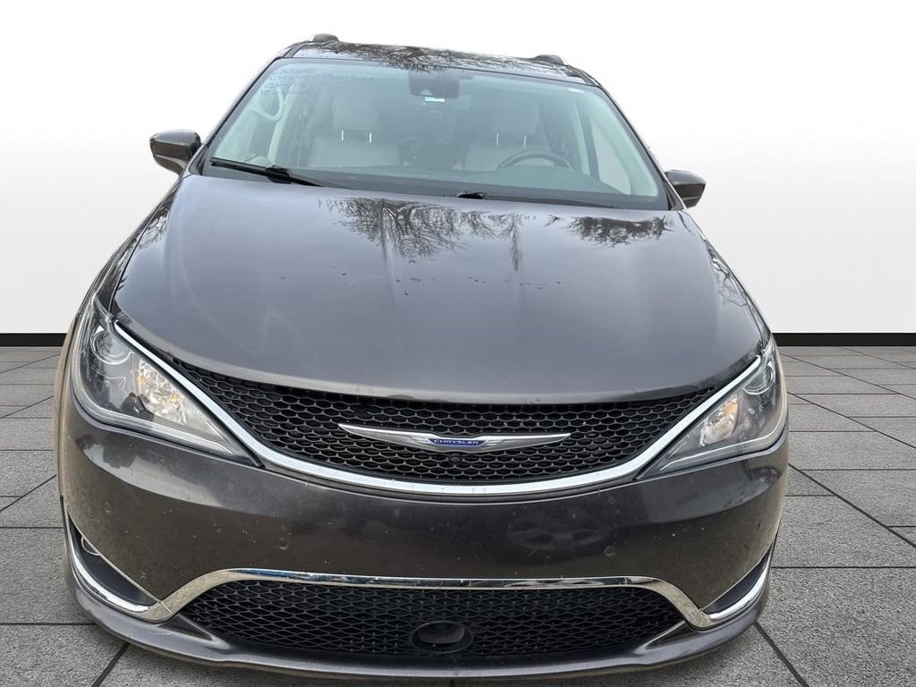 Used 2020 Chrysler Pacifica Touring-L w/ Advanced Safetytec Group image 2