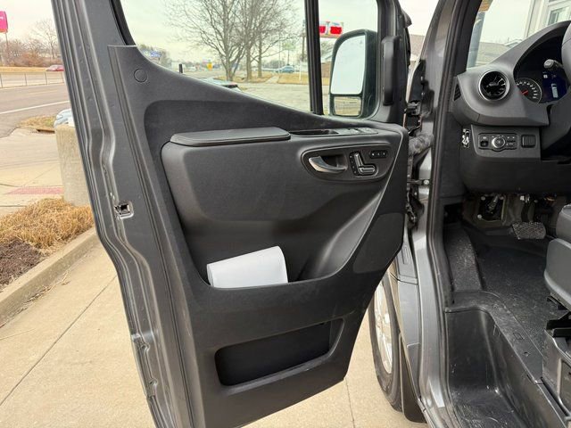 Used 2023 Mercedes-Benz Sprinter 2500 image 9