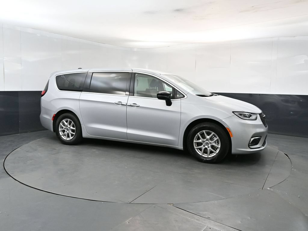 Used 2024 Chrysler Pacifica Touring-L FWD image 7