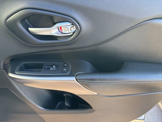 Used 2019 Jeep Cherokee Latitude w/ Cold Weather Group image 38