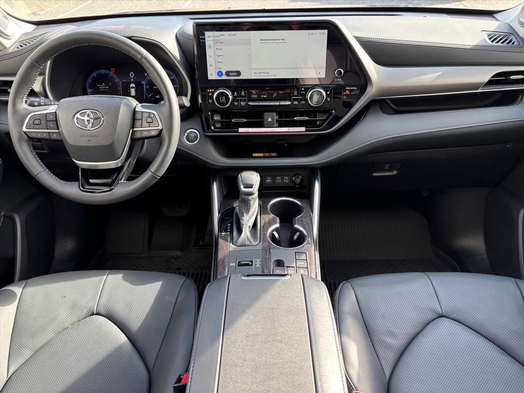 Used 2025 Toyota Highlander Limited image 4