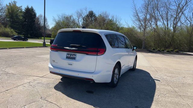 Used 2024 Chrysler Pacifica Touring-L image 8