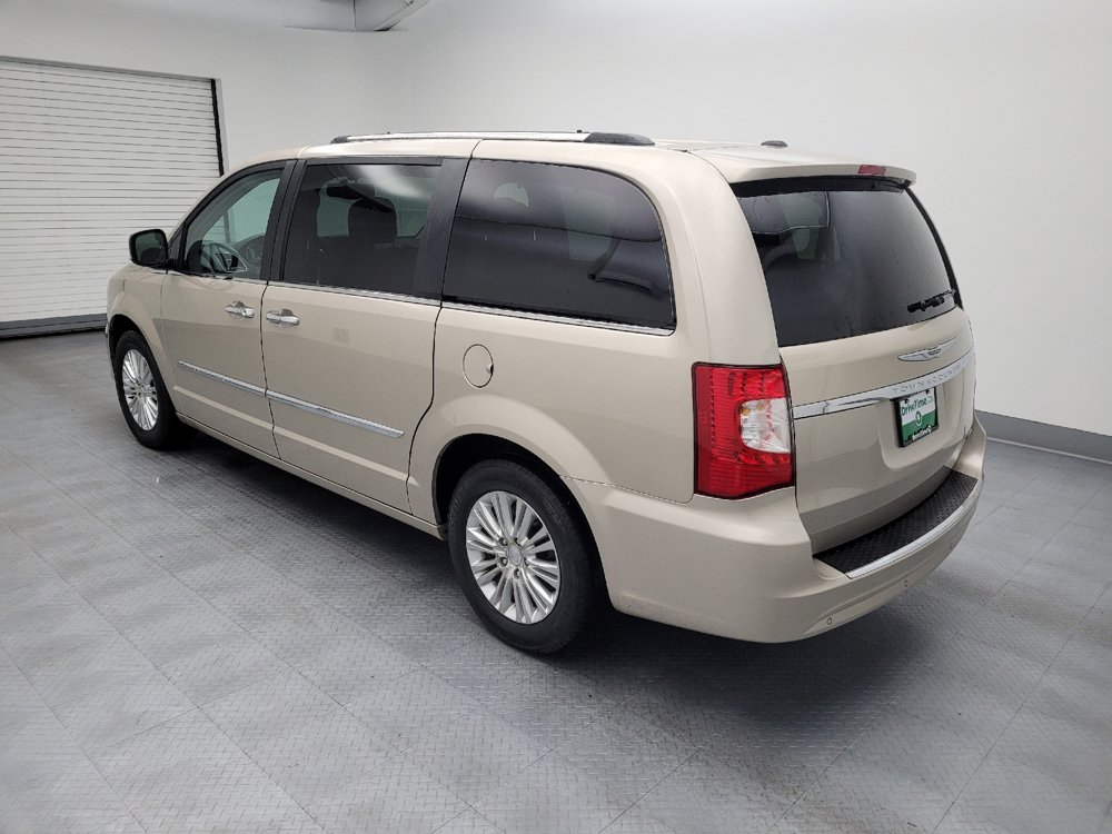 Used 2014 Chrysler Town & Country Limited w/ Luxury Group FWD image 3