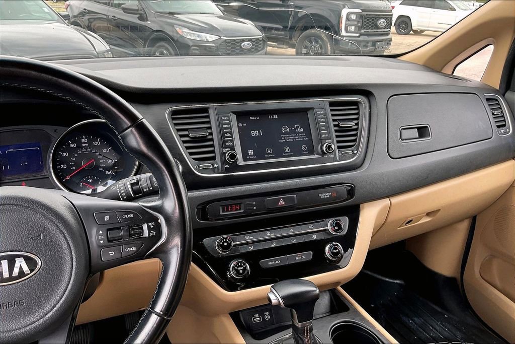 Used 2017 Kia Sedona LX w/ LX Essentials Premium Package FWD image 9