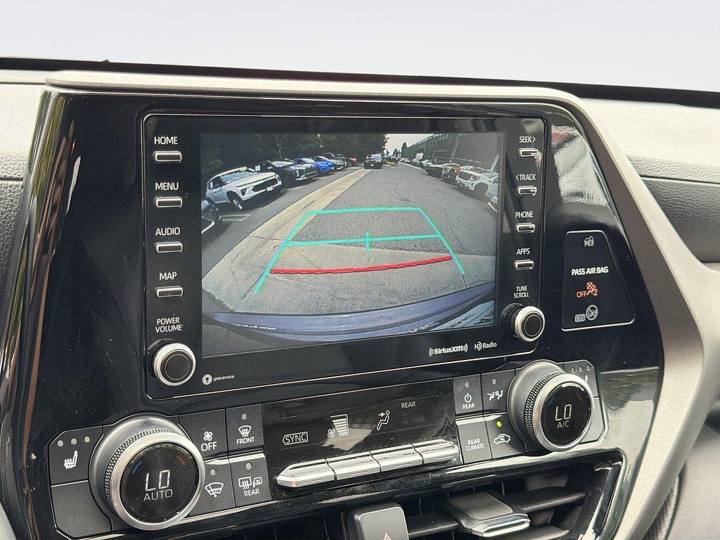 Used 2021 Toyota Highlander XLE AWD/4WD image 14
