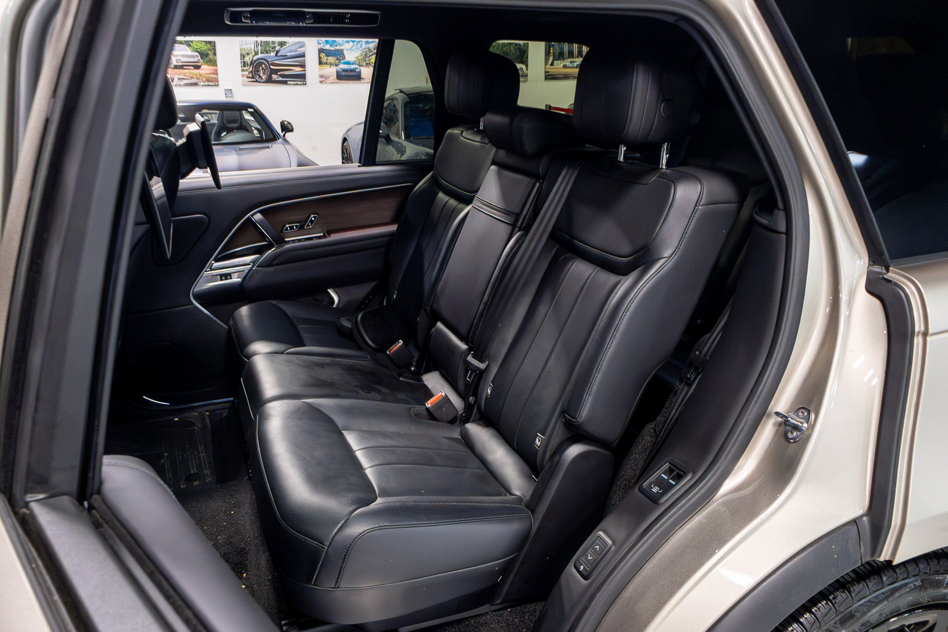 Used 2023 Land Rover Range Rover Long Wheelbase Autobiography image 13