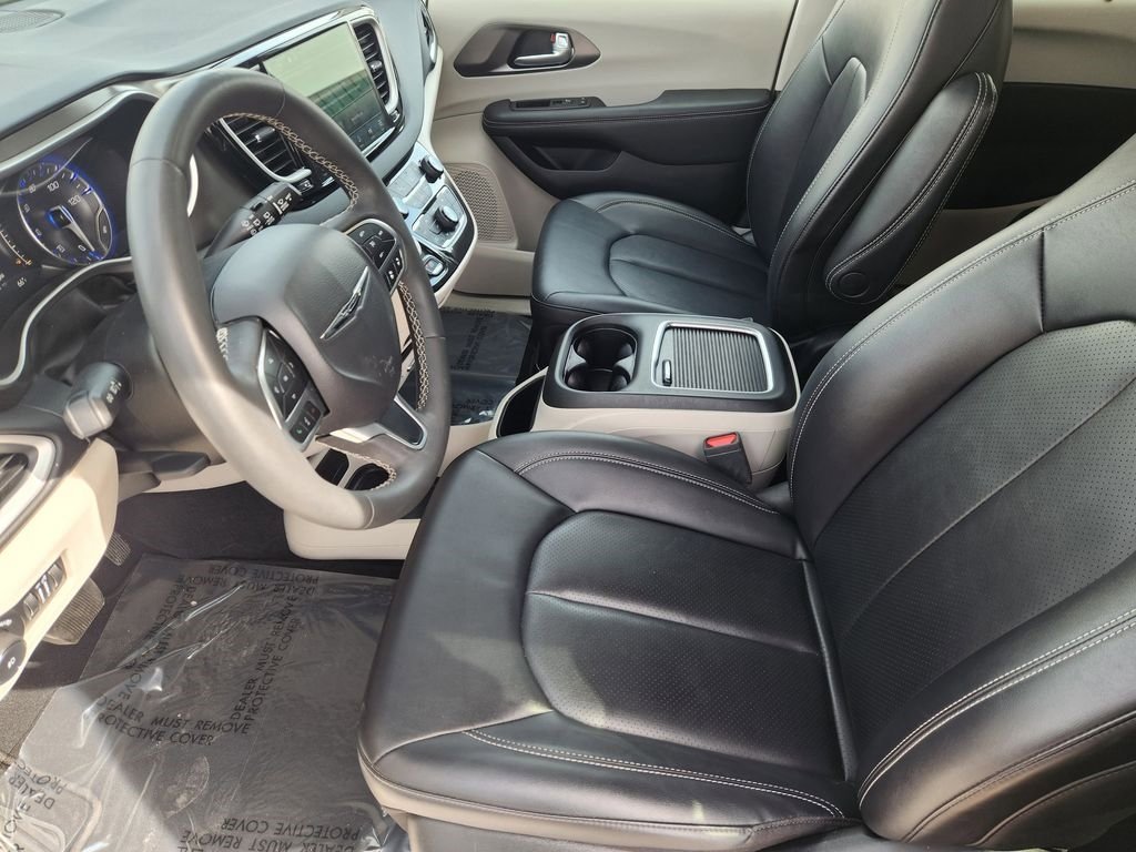 Used 2024 Chrysler Pacifica Touring-L image 14