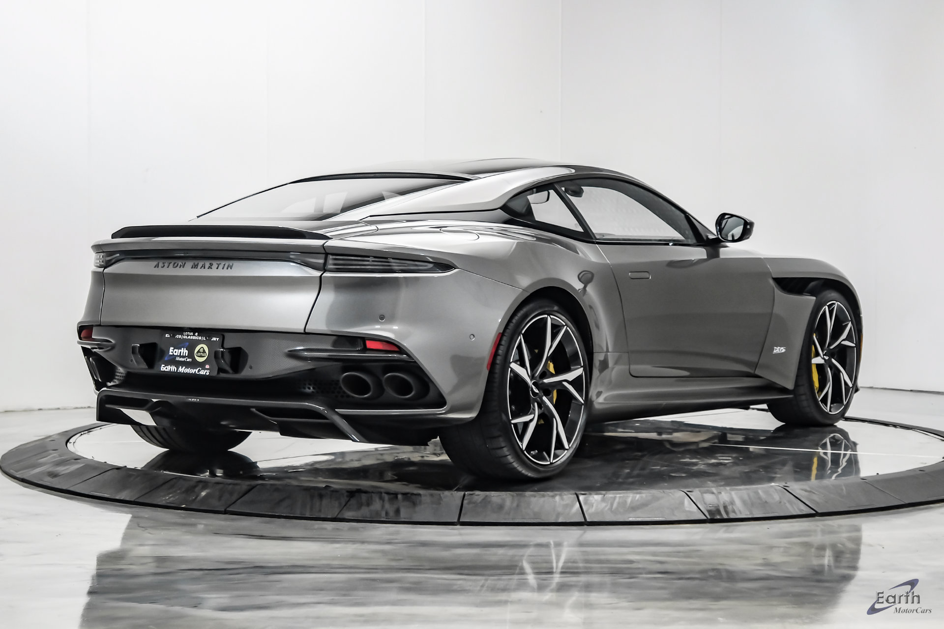 Used 2019 Aston Martin DBS Superleggera RWD image 17