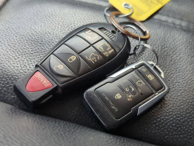 Used 2014 Chrysler Town & Country Touring FWD image 35