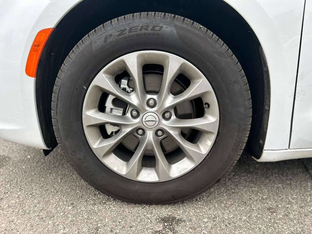 Used 2026 Chrysler Pacifica Limited image 9