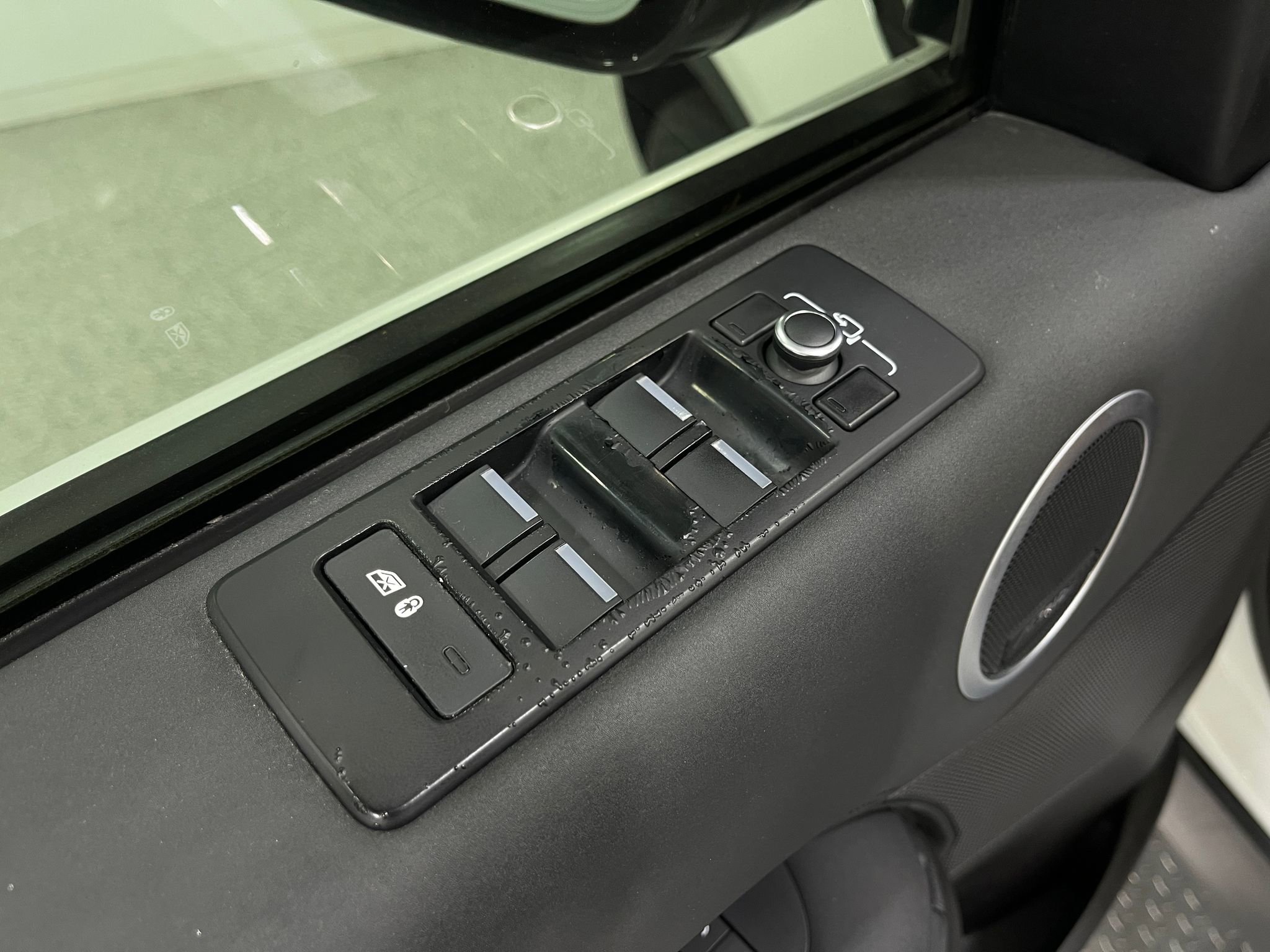 Used 2018 Land Rover Discovery HSE AWD/4WD image 14