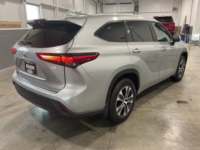 Used 2023 Toyota Highlander XLE image 6