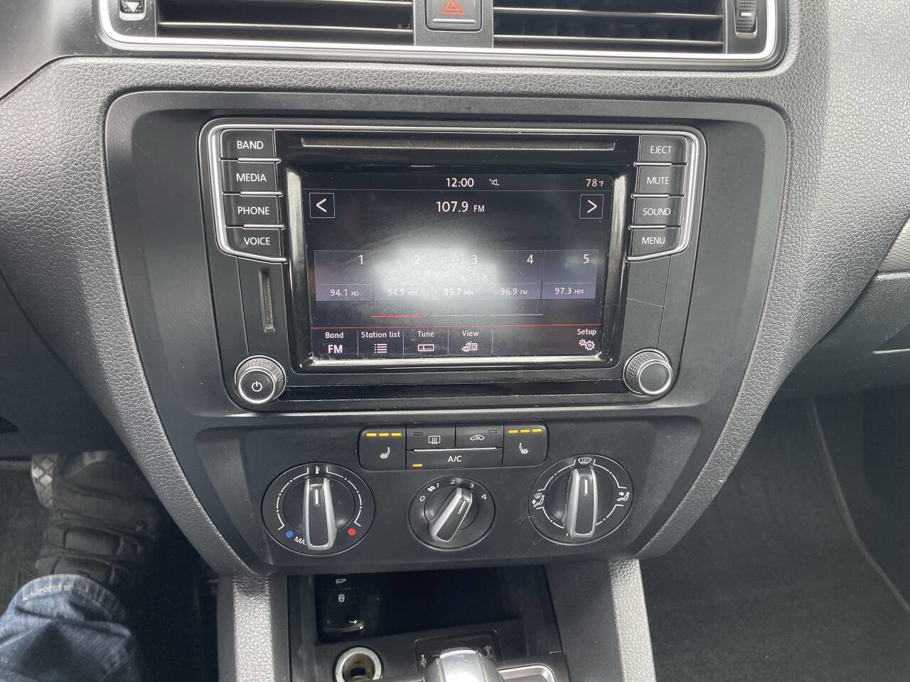 Used 2017 Volkswagen Jetta SE FWD image 28