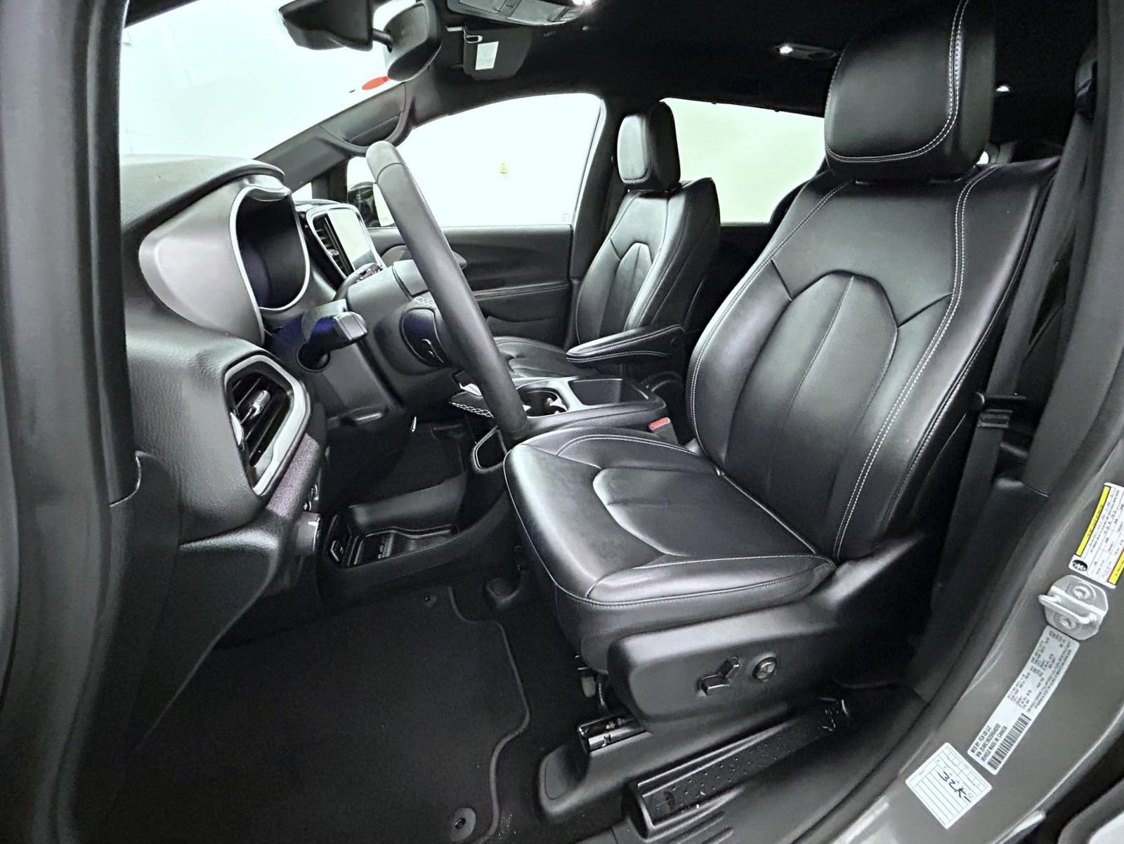 Used 2025 Chrysler Pacifica Select FWD image 10