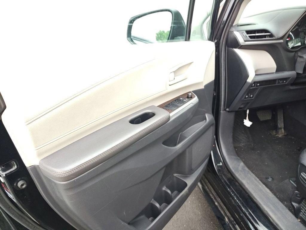 Used 2024 Toyota Sienna LE FWD image 5