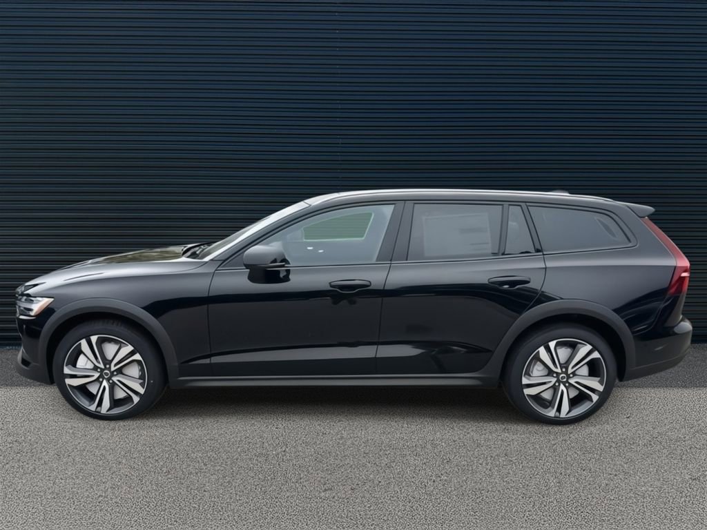 Used 2026 Volvo V60 B5 Cross Country Plus w/ Climate Package image 2