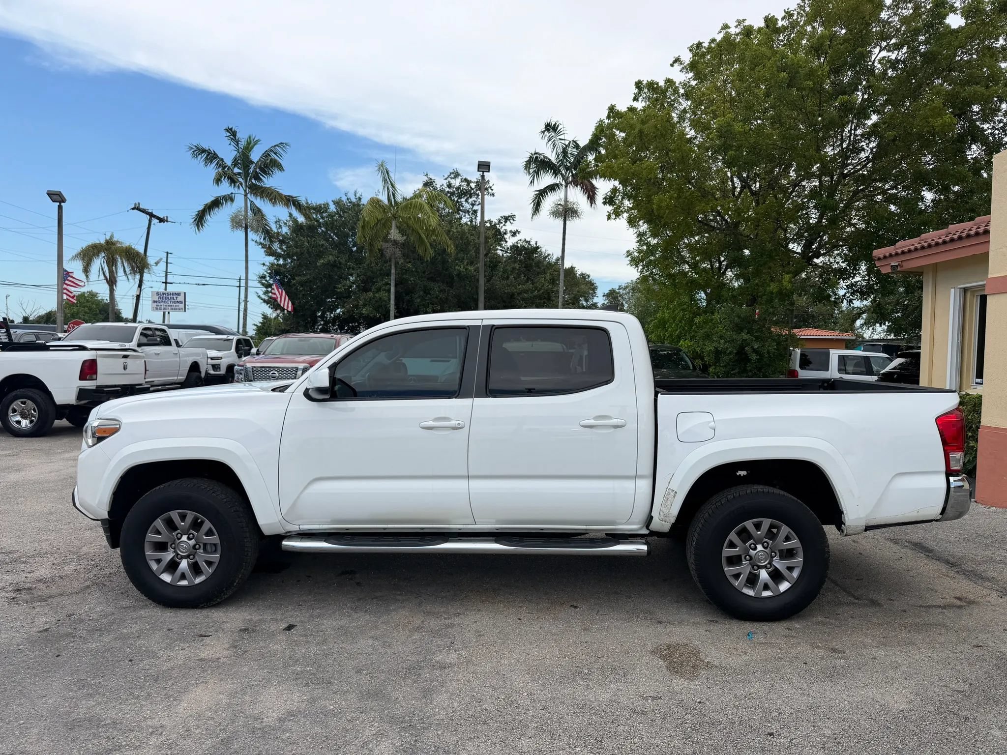 Used 2017 Toyota Tacoma SR5 w/ Tow Package RWD image 2