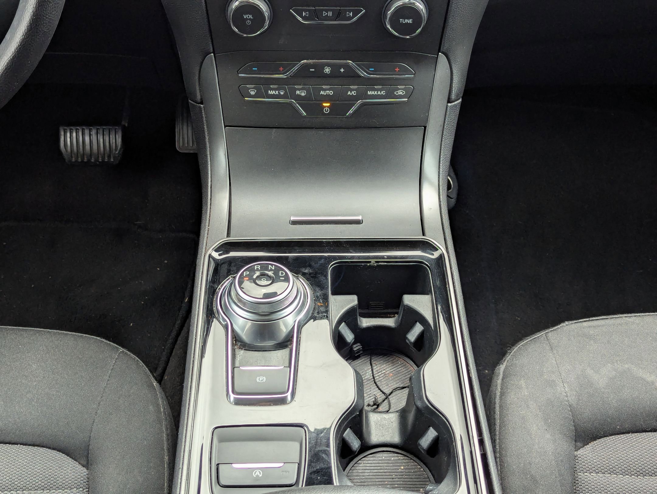 Used 2020 Ford Edge SE image 16