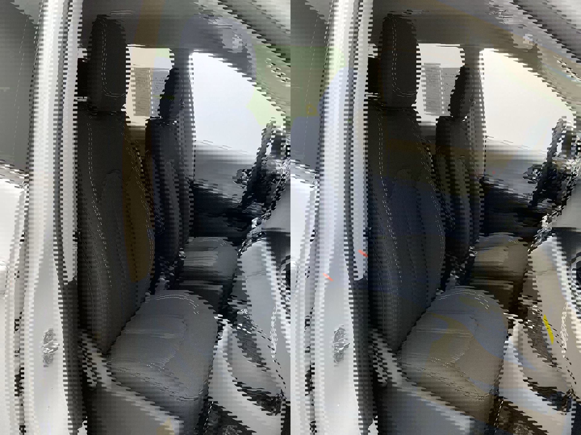 Used 2022 Chrysler Voyager LX image 16