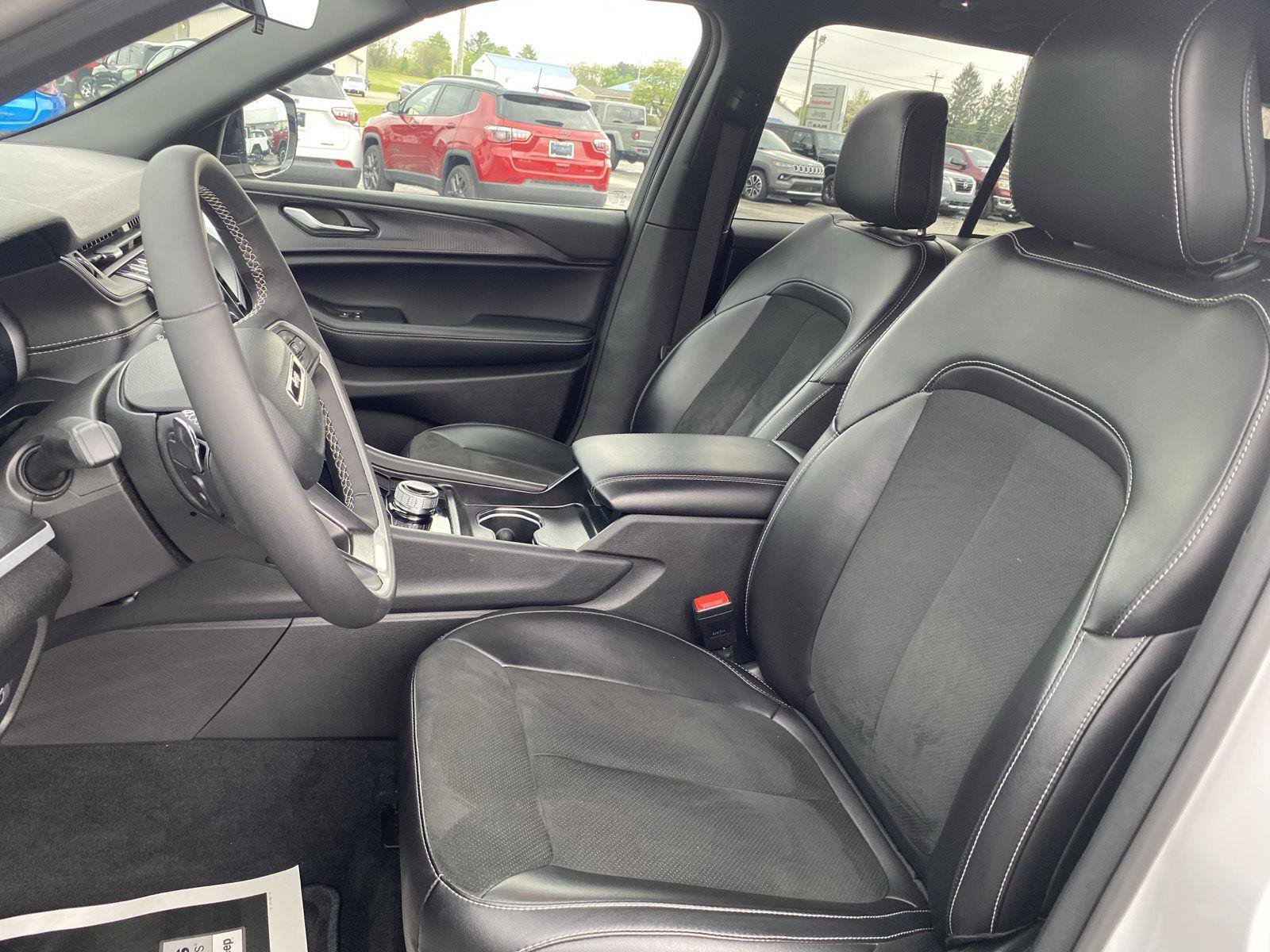 Used 2025 Jeep Grand Cherokee Altitude AWD/4WD image 16