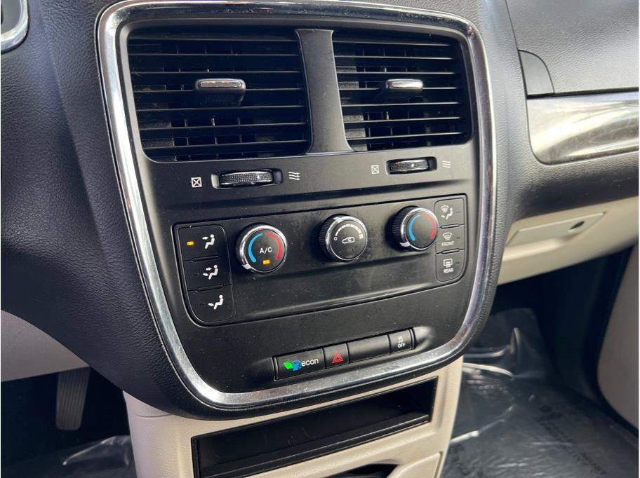 Used 2016 Dodge Grand Caravan American Value Package w/ UConnect Hands-Free Group image 9