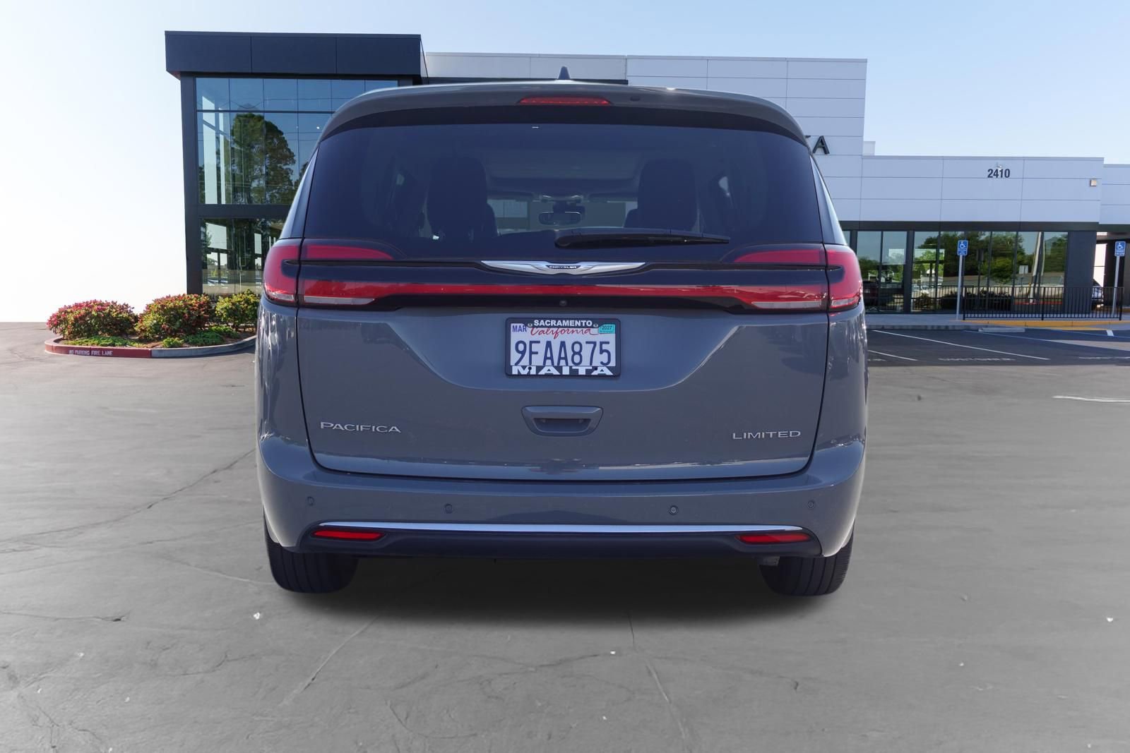 Used 2023 Chrysler Pacifica Limited FWD image 4