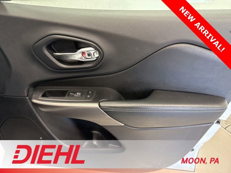 Used 2019 Jeep Cherokee Latitude Plus w/ Cold Weather Group AWD/4WD image 14