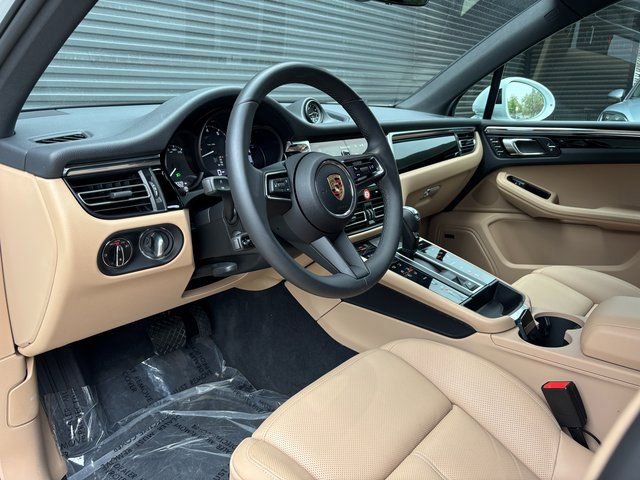 Used 2025 Porsche Macan AWD/4WD image 4